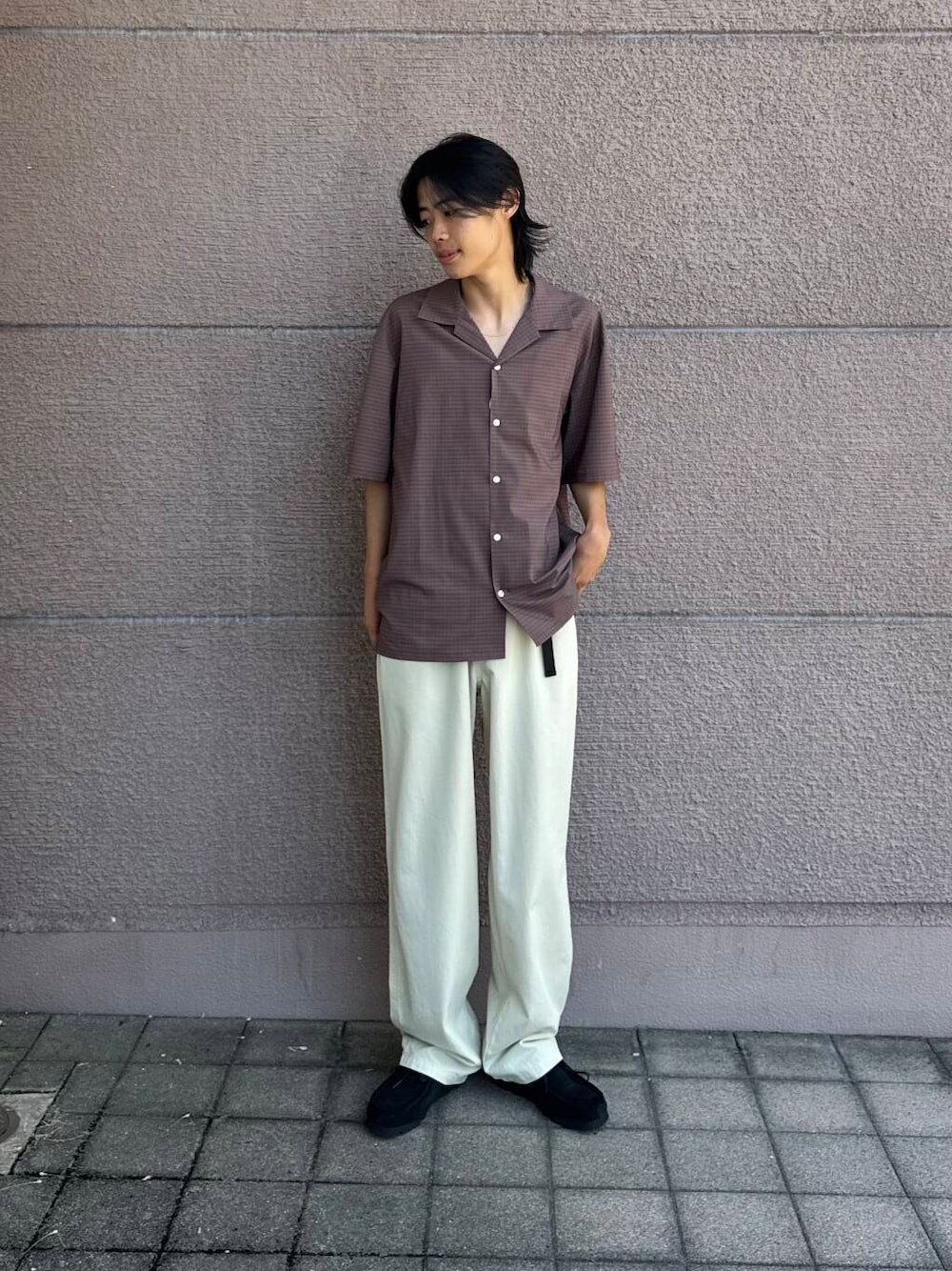 「シンプル、シャツスタイル、カジュアル、ラフ、夏コーデ、夏、夏フェスコーデ、夏の快適通勤コーデ」｜「ITEMS URBANRESEARCHのウェビングベルト ツイルストレートパンツ（その他パンツ、ホワイト系）」を使った、Shiragami Harutoさん（メンズ・175cm）の夏コーディネートの3枚目の写真