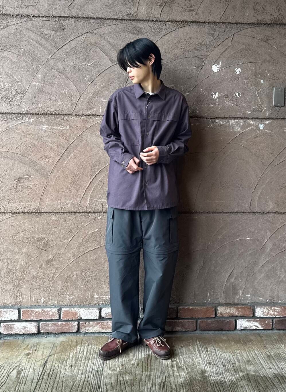 「シンプル、カジュアル、ラフ、ナイロン、春コーデ、春、春カラー、newarrival、ナイロンパンツ、シャツが主役の春コーデ」｜「ITEMS URBANRESEARCHのフィッシングポケット チェックシャツ（シャツ/ブラウス、ブラウン系）」を使った、Shiragami Harutoさん（メンズ・175cm）の春コーディネートの2枚目の写真
