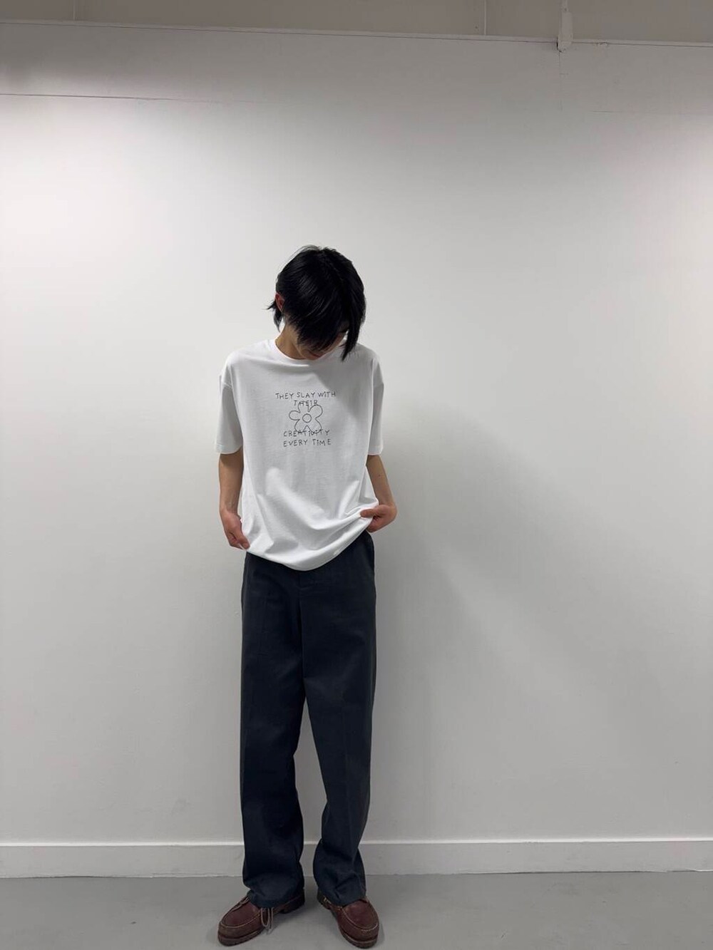 「シンプル、カジュアル、ラフ、夏コーデ、夏、休日スタイル、フェスコーデ、旅行コーデ、初夏のお出掛けコーデ、テーマパークコーデ、外遊びコーデ」｜「ITEMS URBANRESEARCHのレタード刺繍Tシャツ slaying today（Tシャツ/カットソー、ホワイト系）」を使った、Shiragami Harutoさん（メンズ・175cm）の春コーディネートの3枚目の写真