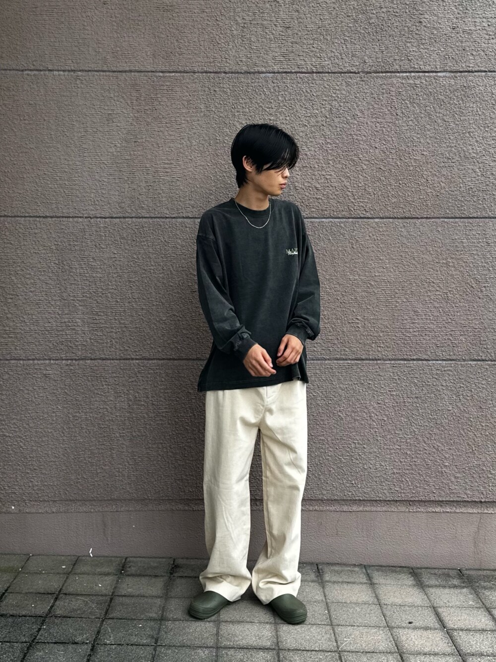 「お出かけコーデ、ファッションを楽しもう、ゆるコーデ、ベージュ、秋冬コーデ、ロンT」｜「ITEMS URBANRESEARCHのパウダー加工 天竺カットソー（Tシャツ/カットソー、その他）」を使った、Shiragami Harutoさん（メンズ・175cm）の夏コーディネートの2枚目の写真