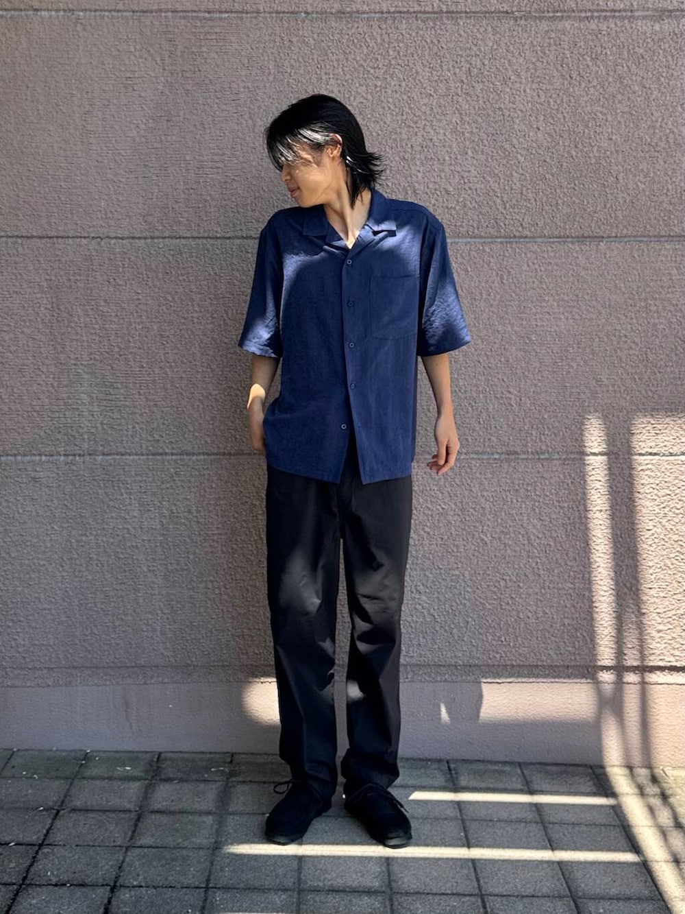 「シンプル、シャツ、シャツスタイル、カジュアル、ラフ、夏コーデ、夏、休日スタイル、テーマパークコーデ、夏フェスコーデ、夏の快適通勤コーデ」｜「ITEMS URBANRESEARCHのF.S.オープンカラー半袖シャツ（シャツ/ブラウス、ブルー系）」を使った、Shiragami Harutoさん（メンズ・175cm）の夏コーディネートの2枚目の写真