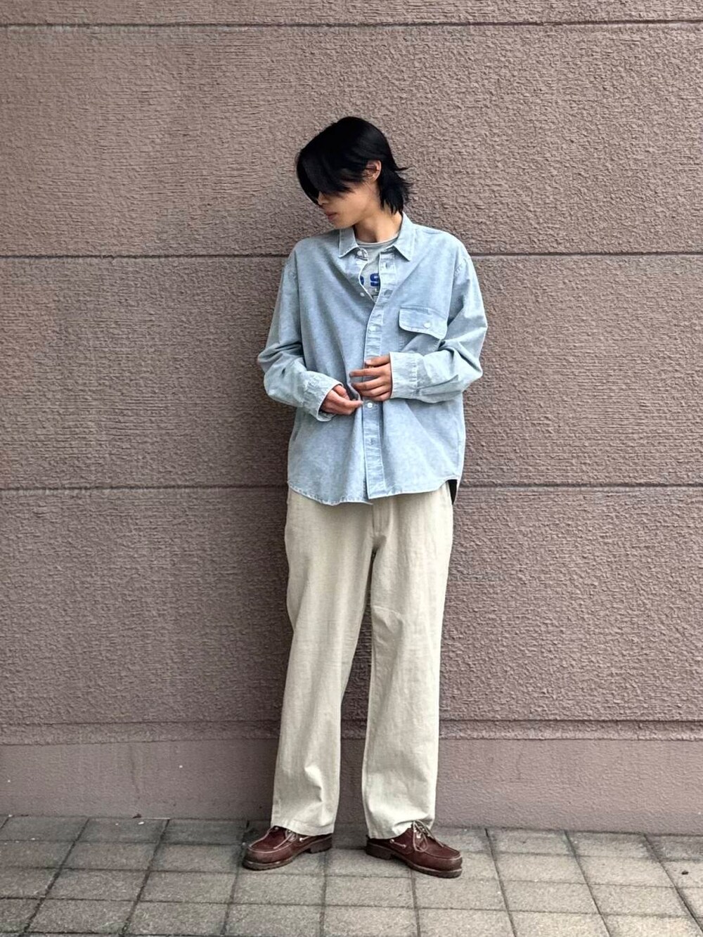 「シンプル、カジュアル、ラフ、春コーデ、春、春カラー、春夏、長袖シャツ、シャツが主役の春コーデ」｜「ITEMS URBANRESEARCHの『セットアップ対応』天然素材コットンリネンウエストイージーパンツ（その他パンツ、ホワイト系）」を使った、Shiragami Harutoさん（メンズ・175cm）の春コーディネートの3枚目の写真
