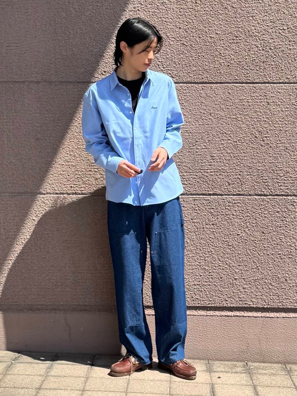 「シンプル、カジュアル、ラフ、春コーデ、春、休日スタイル、フェスコーデ、旅行コーデ、即戦力シャツコーデ、テーマパークコーデ、外遊びコーデ」｜「ITEMS URBANRESEARCHのダブルニー コットンワークパンツ（その他パンツ、ブルー系）」を使った、Shiragami Harutoさん（メンズ・175cm）の春コーディネートの3枚目の写真