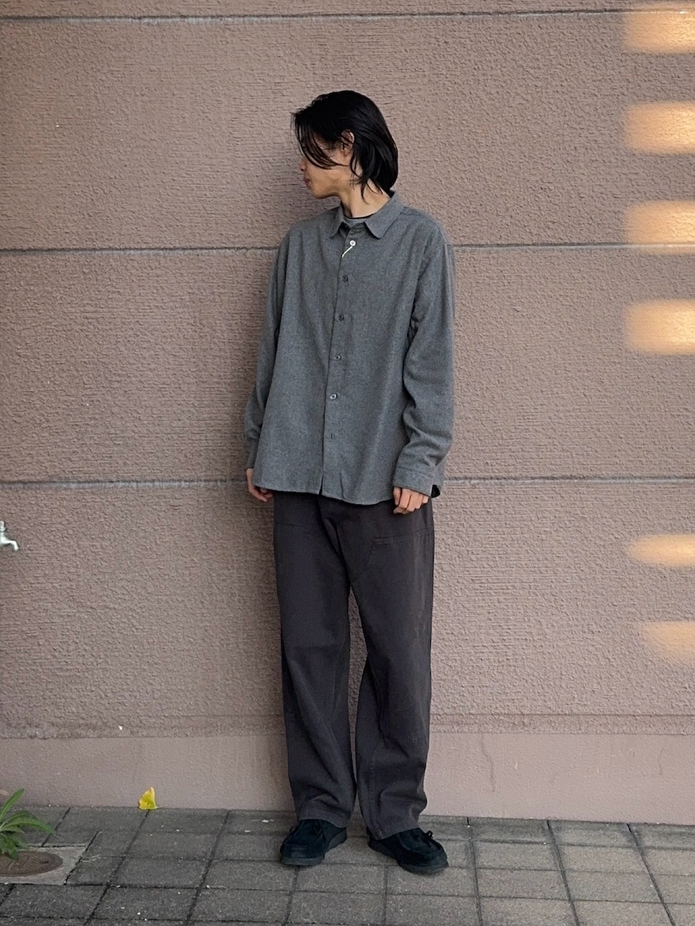 グレー系のシャツ/ブラウス、グレー系のその他パンツを着用したメンズの冬コーディネートの2枚目の写真