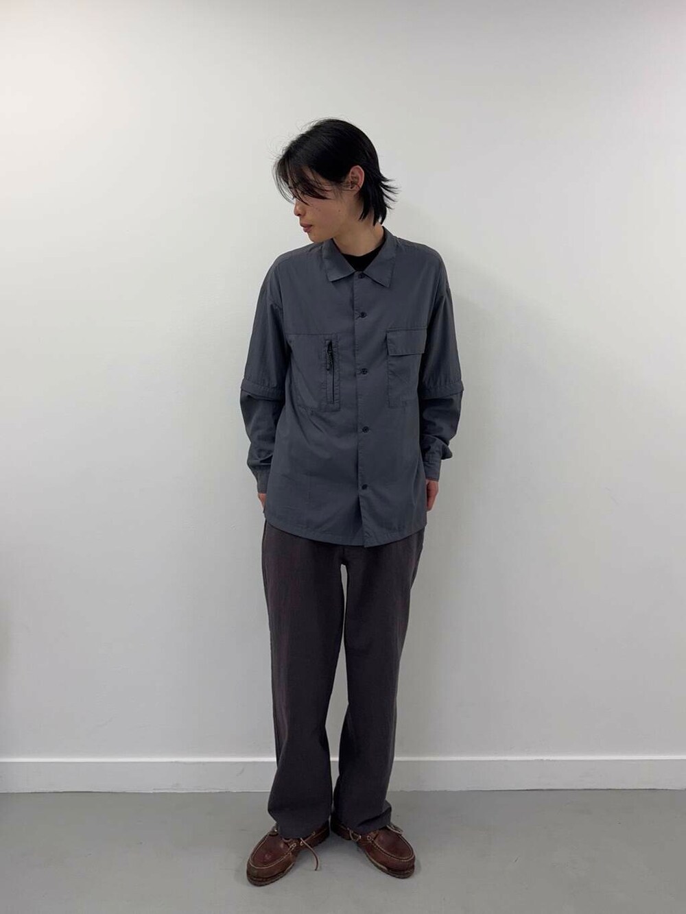 「シンプル、カジュアル、イージーパンツ、ラフ、ナイロン、春コーデ、春、春カラー、newarrival、長袖シャツ、シャツが主役の春コーデ」｜「ITEMS URBANRESEARCHの『セットアップ対応』天然素材コットンリネンウエストイージーパンツ（その他パンツ、グレー系）」を使った、Shiragami Harutoさん（メンズ・175cm）の春コーディネートの3枚目の写真