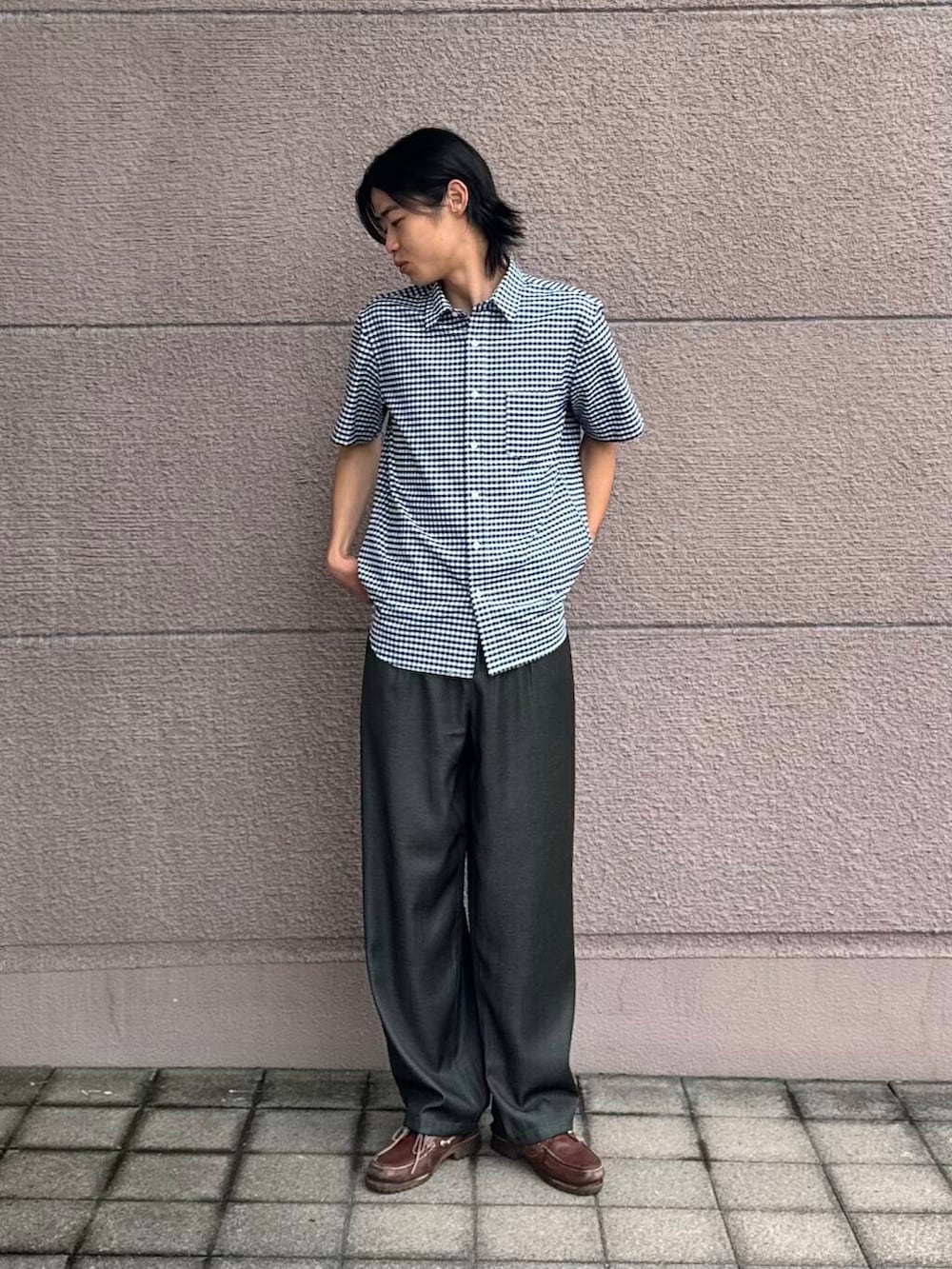 「シンプル、シャツ、シャツスタイル、カジュアル、ラフ、夏コーデ、夏、夏フェスコーデ、夏の快適通勤コーデ」｜「URBAN RESEARCH ROSSO MENの『抗菌/消臭』『XXLサイズあり』ハイパフォーマンスオックス半袖シャツ（シャツ/ブラウス、ブラック系）」を使った、Shiragami Harutoさん（メンズ・175cm）の夏コーディネートの2枚目の写真
