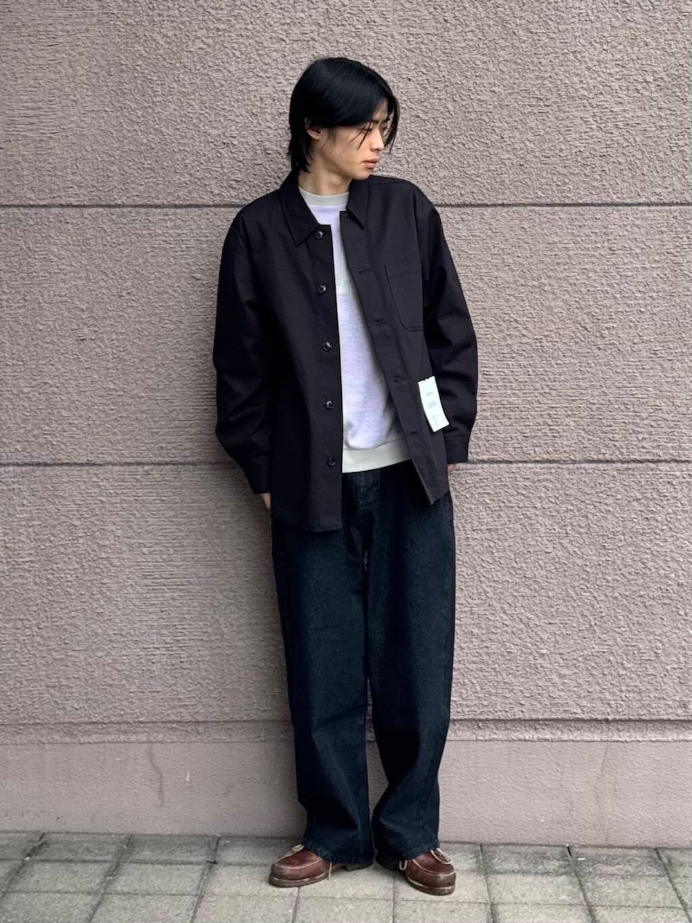 「シンプル、カジュアル、ラフ、春コーデ、春、休日スタイル、フェスコーデ、旅行コーデ、テーマパークコーデ、外遊びコーデ」｜「SENSE OF PLACE by URBAN RESEARCHのストレートデニムパンツ（デニムパンツ、ブラック系）」を使った、Shiragami Harutoさん（メンズ・175cm）の春コーディネートの2枚目の写真