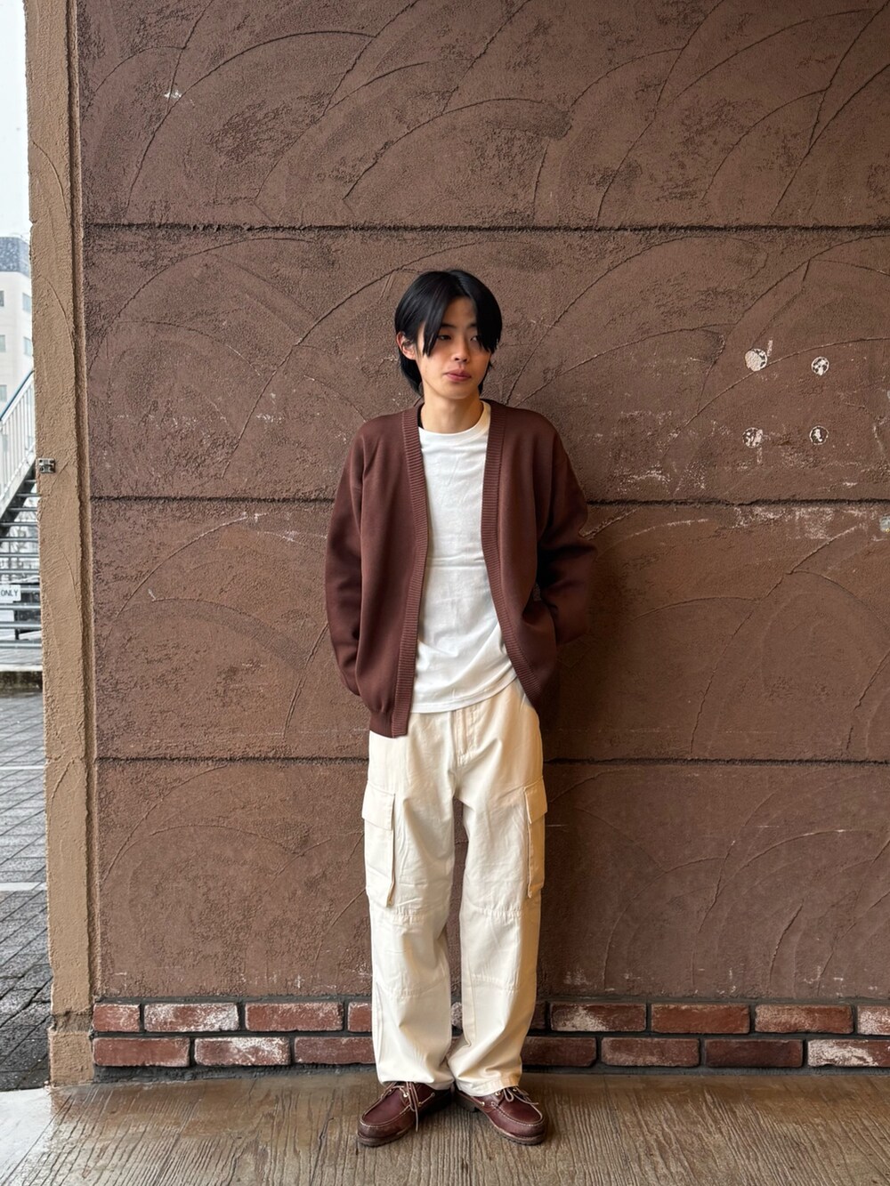 「春色、今日のコーデ、ストリート、イージーパンツ、春、春コーデ、春服、シンプル、シンプルコーデ、シンプルスタイル、カジュアル、カジュアルコーデ、カーディガン、ラフ、ラフコーデ」｜「ITEMS URBANRESEARCHのマシンウォッシャブルミラノリブカーディガンインナーセット（カーディガン/ボレロ、ブラウン系）」を使った、Shiragami Harutoさん（メンズ・175cm）の冬コーディネートの2枚目の写真