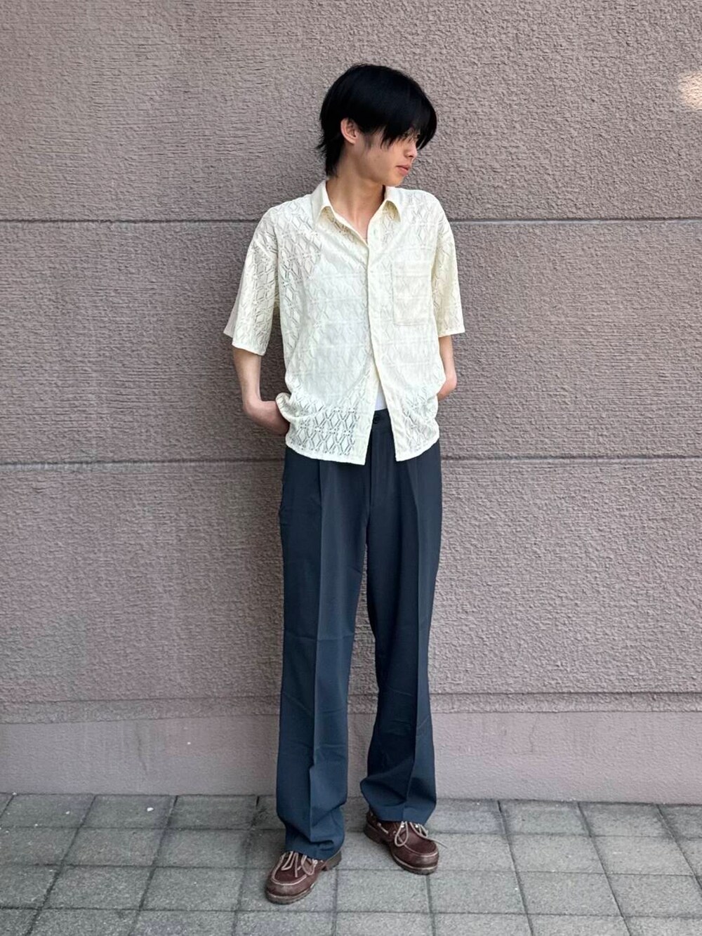 「シンプル、シャツ、カジュアル、ラフ、春コーデ、春、夏コーデ、夏、即戦力シャツコーデ、初夏のお出掛けコーデ」｜「ITEMS URBANRESEARCHの『セットアップ対応』ヨウリュウ1-tuckテーパードパンツ（その他パンツ、ブルー系）」を使った、Shiragami Harutoさん（メンズ・175cm）の春コーディネートの2枚目の写真