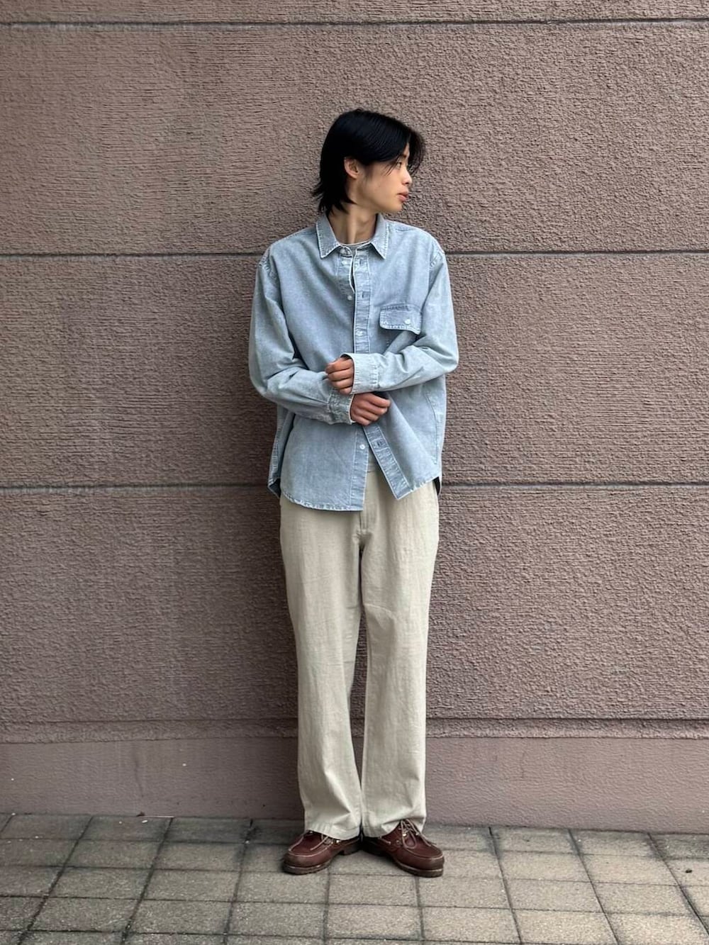 「シンプル、カジュアル、ラフ、春コーデ、春、春カラー、春夏、長袖シャツ、シャツが主役の春コーデ」｜「ITEMS URBANRESEARCHの『セットアップ対応』天然素材コットンリネンウエストイージーパンツ（その他パンツ、ホワイト系）」を使った、Shiragami Harutoさん（メンズ・175cm）の春コーディネートの2枚目の写真