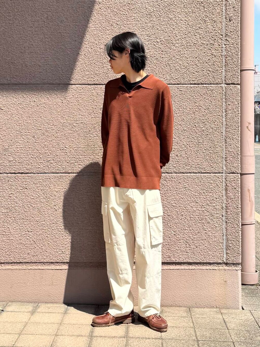 「シンプル、カジュアル、ラフ、春コーデ、春、休日スタイル、フェスコーデ、旅行コーデ、最旬オフィスコーデ、テーマパークコーデ、外遊びコーデ、過ごしやすい」｜「ITEMS URBANRESEARCHのガーター編みスキッパーニット（ニット/セーター、ブラウン系）」を使った、Shiragami Harutoさん（メンズ・175cm）の春コーディネートの3枚目の写真