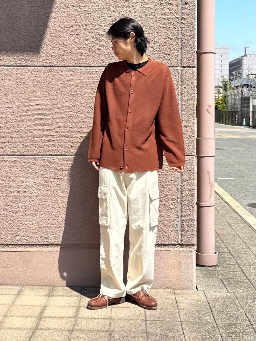 「シンプル、カジュアル、ラフ、春コーデ、春、休日スタイル、フェスコーデ、旅行コーデ、最旬オフィスコーデ、テーマパークコーデ、外遊びコーデ、過ごしやすい」｜「ITEMS URBANRESEARCHのガーター編みニットシャツカーディガン（カーディガン/ボレロ、ブラウン系）」を使った、Shiragami Harutoさん（メンズ・175cm）の春コーディネートの2枚目の写真