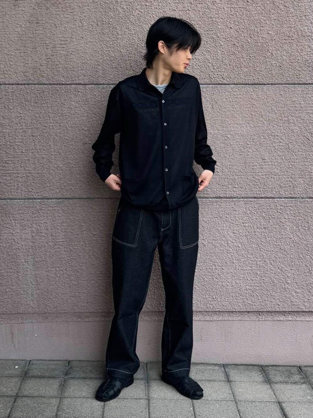 「シンプル、シャツ、カジュアル、Tシャツ、ラフ、オールブラック、春コーデ、春、夏コーデ、夏、休日スタイル、フェスコーデ、サンダルコーデ、旅行コーデ、即戦力シャツコーデ」｜「ITEMS URBANRESEARCHのベイカーパンツ（その他パンツ、ブラック系）」を使った、Shiragami Harutoさん（メンズ・175cm）の春コーディネートの2枚目の写真