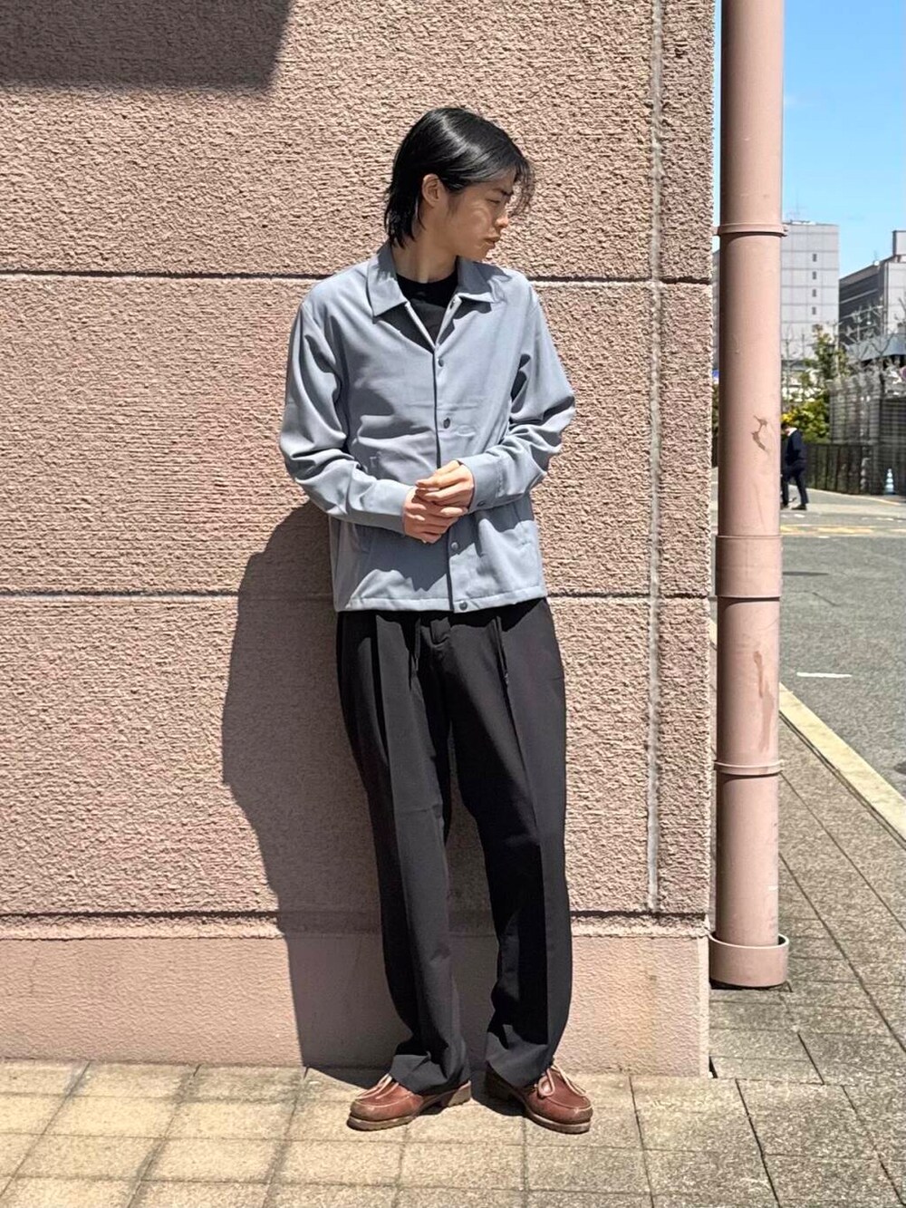 「シンプル、カジュアル、ラフ、春コーデ、春、休日スタイル、フェスコーデ、旅行コーデ、テーマパークコーデ、外遊びコーデ、過ごしやすい、春のジャケットスタイル」｜「ITEMS URBANRESEARCHのウォッシャブル×クールタッチ TRコーチジャケット（ブルゾン、グレー系）」を使った、Shiragami Harutoさん（メンズ・175cm）の春コーディネートの2枚目の写真