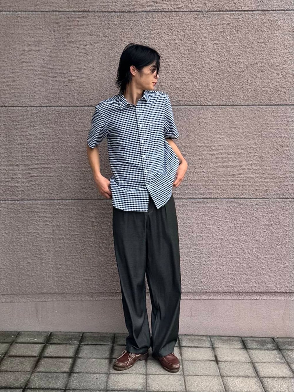 「シンプル、シャツ、シャツスタイル、カジュアル、ラフ、夏コーデ、夏、夏フェスコーデ、夏の快適通勤コーデ」｜「URBAN RESEARCH ROSSO MENの『抗菌/消臭』『XXLサイズあり』ハイパフォーマンスオックス半袖シャツ（シャツ/ブラウス、ブラック系）」を使った、Shiragami Harutoさん（メンズ・175cm）の夏コーディネートの3枚目の写真