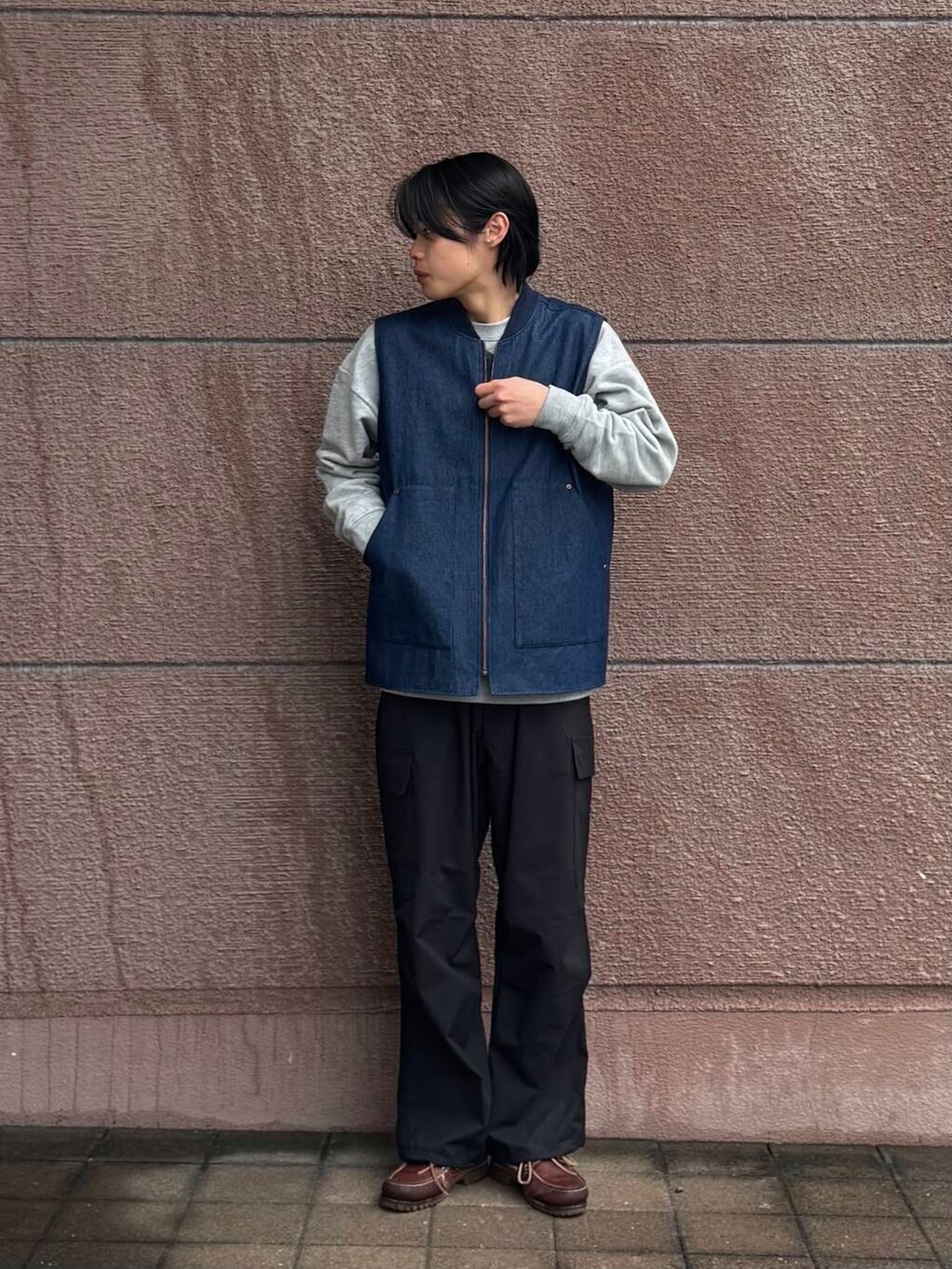 「シンプル、カジュアル、ラフ、春コーデ、春、春カラー、newarrival、ナイロンパンツ、最旬スウェットコーデ」｜「ITEMS URBANRESEARCHのクルーネックスエット horse（スウェット、グレー系）」を使った、Shiragami Harutoさん（メンズ・175cm）の春コーディネートの2枚目の写真