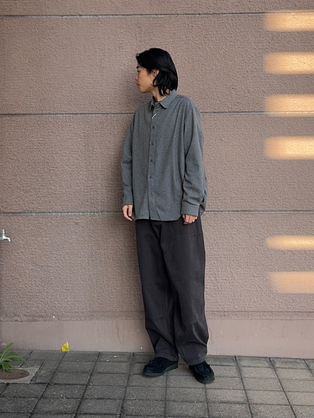 グレー系のシャツ/ブラウス、グレー系のその他パンツを着用したメンズの冬コーディネートの3枚目の写真