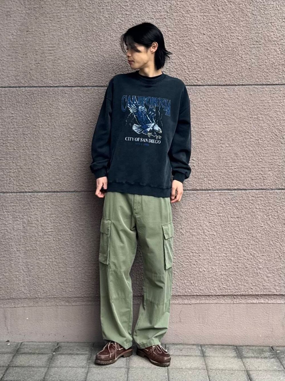 「シンプル、カジュアル、ラフ、春コーデ、春、休日スタイル、フェスコーデ、旅行コーデ、最旬オフィスコーデ、テーマパークコーデ、外遊びコーデ、過ごしやすい」｜「ITEMS URBANRESEARCHの『XLサイズあり』パウダー加工 クルーネックスウェットプルオーバー（スウェット、その他）」を使った、Shiragami Harutoさん（メンズ・175cm）の春コーディネートの2枚目の写真