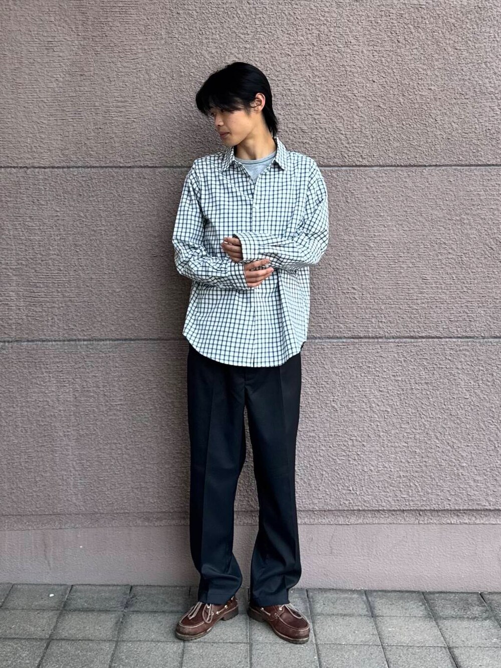 ホワイト系のシャツ/ブラウス、ブラック系のその他パンツを着用したメンズの春コーディネートの2枚目の写真