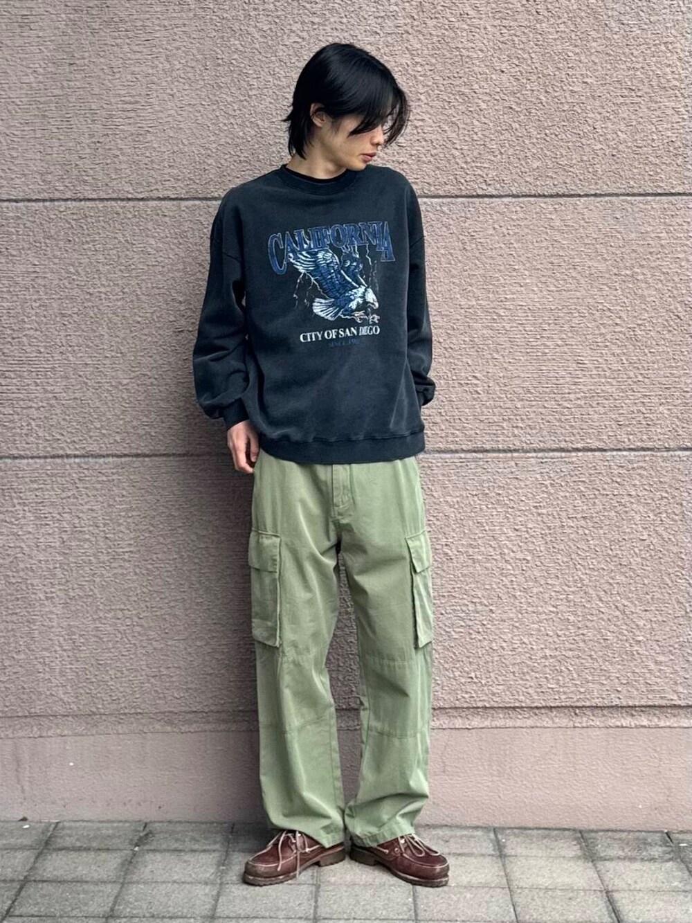 「シンプル、カジュアル、ラフ、春コーデ、春、休日スタイル、フェスコーデ、旅行コーデ、最旬オフィスコーデ、テーマパークコーデ、外遊びコーデ、過ごしやすい」｜「ITEMS URBANRESEARCHの『XLサイズあり』パウダー加工 クルーネックスウェットプルオーバー（スウェット、その他）」を使った、Shiragami Harutoさん（メンズ・175cm）の春コーディネートの3枚目の写真