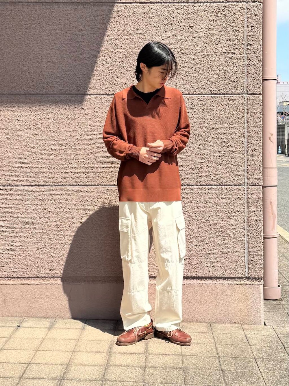 「シンプル、カジュアル、ラフ、春コーデ、春、休日スタイル、フェスコーデ、旅行コーデ、最旬オフィスコーデ、テーマパークコーデ、外遊びコーデ、過ごしやすい」｜「ITEMS URBANRESEARCHのガーター編みスキッパーニット（ニット/セーター、ブラウン系）」を使った、Shiragami Harutoさん（メンズ・175cm）の春コーディネートの2枚目の写真