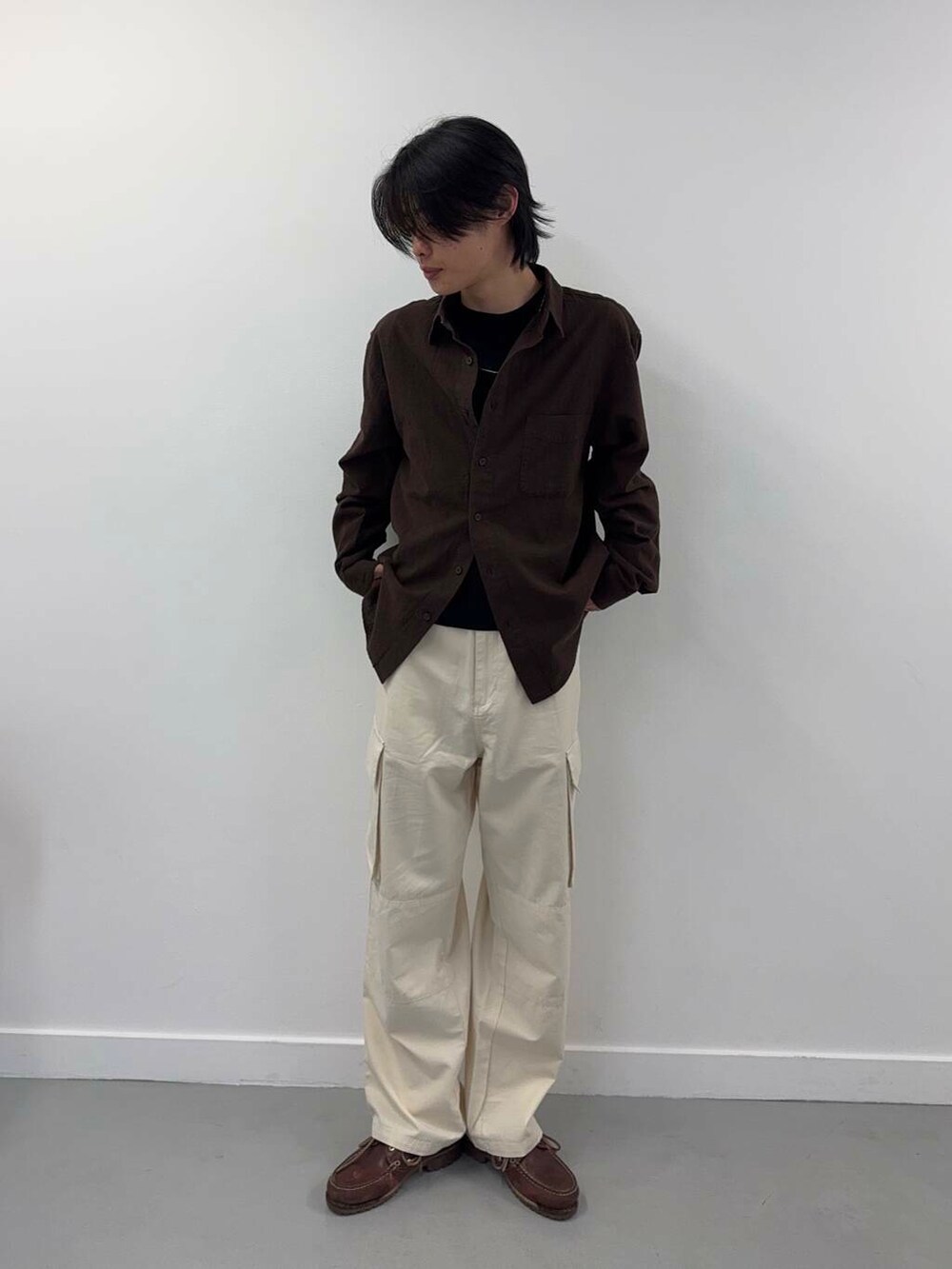 「シンプル、カジュアル、ラフ、春コーデ、春、春カラー、長袖シャツ、シャツが主役の春コーデ」｜「ITEMS URBANRESEARCHのEURO ARMY ツイル フィールドパンツ（その他パンツ、ホワイト系）」を使った、Shiragami Harutoさん（メンズ・175cm）の春コーディネートの3枚目の写真