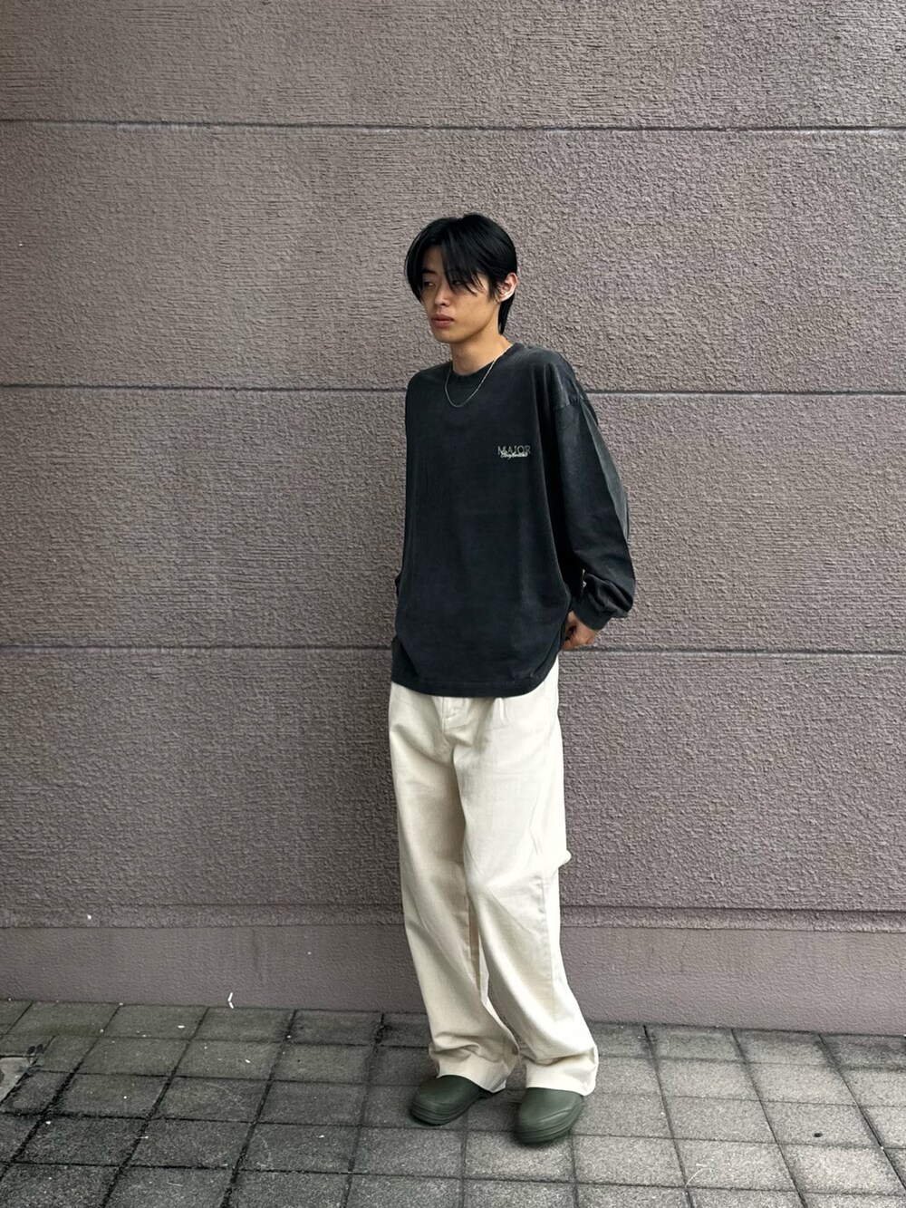 「お出かけコーデ、ファッションを楽しもう、ゆるコーデ、ベージュ、秋冬コーデ、ロンT」｜「ITEMS URBANRESEARCHのパウダー加工 天竺カットソー（Tシャツ/カットソー、その他）」を使った、Shiragami Harutoさん（メンズ・175cm）の夏コーディネートの3枚目の写真