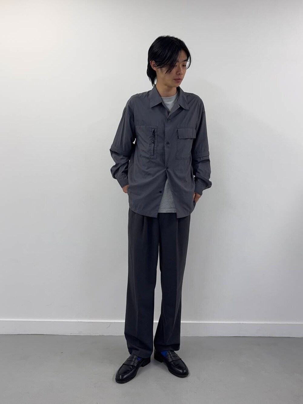 「シンプル、カジュアル、ラフ、ナイロン、春コーデ、春、春カラー、春夏、長袖シャツ、シャツが主役の春コーデ」｜「ITEMS URBANRESEARCHのWフェイスジョーゼット イージー スラックス（スラックス、グレー系）」を使った、Shiragami Harutoさん（メンズ・175cm）の春コーディネートの3枚目の写真