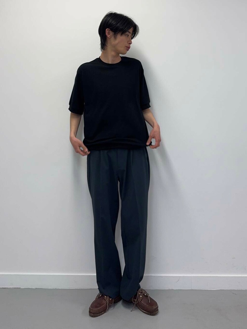 「シンプル、カジュアル、オールブラック、春コーデ、春、夏コーデ、夏、休日スタイル、フェスコーデ、旅行コーデ、テーマパークコーデ、外遊びコーデ」｜「ITEMS URBANRESEARCHの『セットアップ対応』ヨウリュウ1-tuckテーパードパンツ（その他パンツ、ブルー系）」を使った、Shiragami Harutoさん（メンズ・175cm）の春コーディネートの3枚目の写真