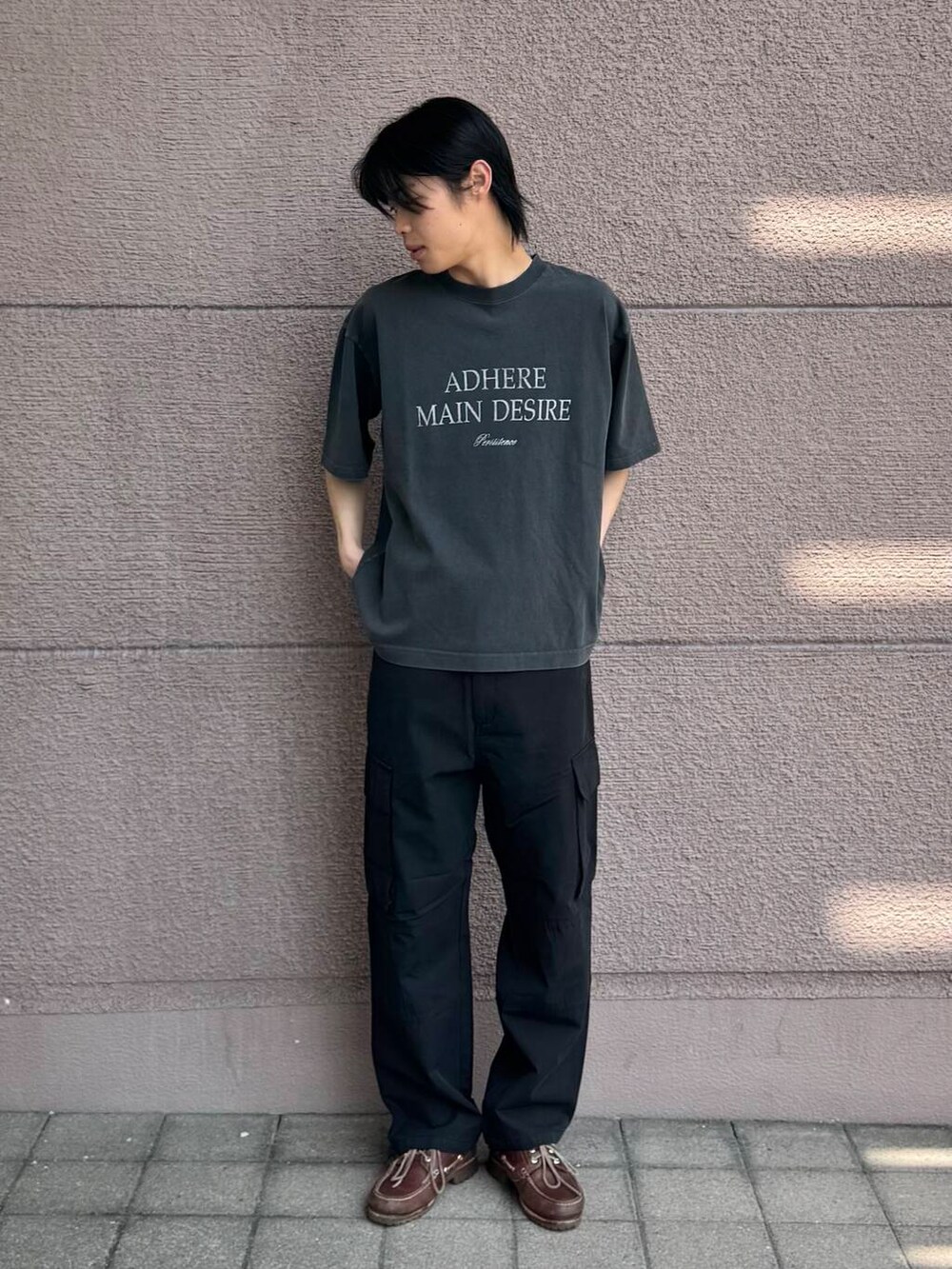 「シンプル、カジュアル、Tシャツ、ラフ、オールブラック、夏コーデ、夏、初夏のお出掛けコーデ」｜「ITEMS URBANRESEARCHのEURO ARMY ツイル フィールドパンツ（その他パンツ、ブラック系）」を使った、Shiragami Harutoさん（メンズ・175cm）の春コーディネートの2枚目の写真