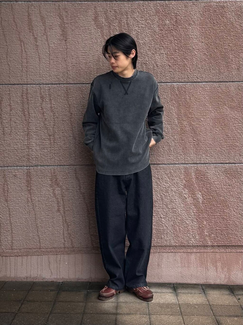 「シンプル、デニム、カジュアル、ラフ、春コーデ、春、春カラー、newarrival、最旬スウェットコーデ」｜「SENSE OF PLACE by URBAN RESEARCHのストレートデニムパンツ（デニムパンツ、ブラック系）」を使った、Shiragami Harutoさん（メンズ・175cm）の春コーディネートの3枚目の写真