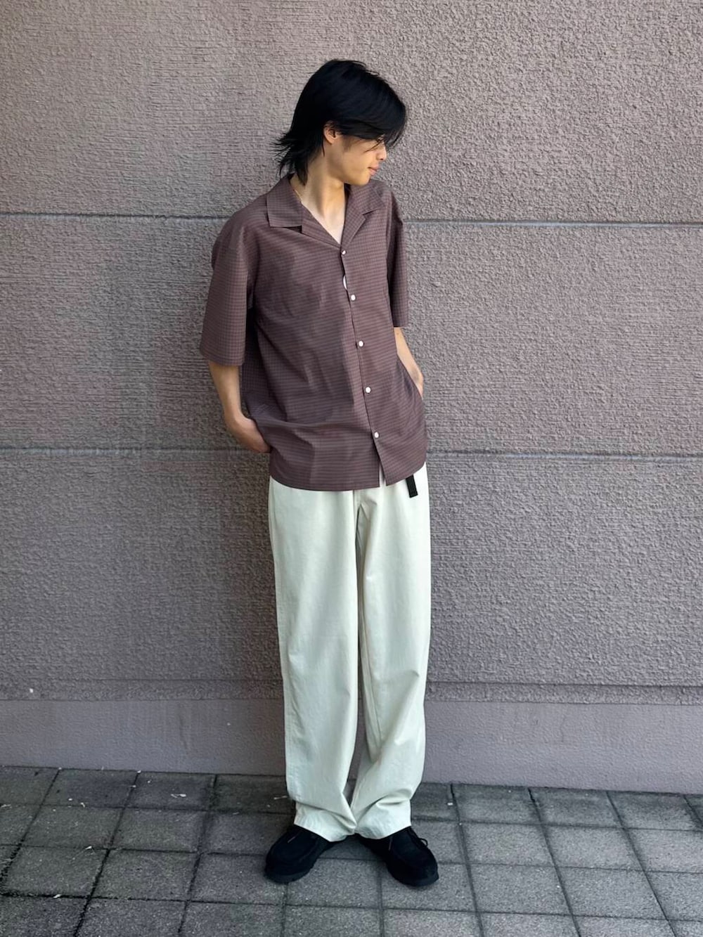 「シンプル、シャツスタイル、カジュアル、ラフ、夏コーデ、夏、夏フェスコーデ、夏の快適通勤コーデ」｜「ITEMS URBANRESEARCHのウェビングベルト ツイルストレートパンツ（その他パンツ、ホワイト系）」を使った、Shiragami Harutoさん（メンズ・175cm）の夏コーディネートの2枚目の写真
