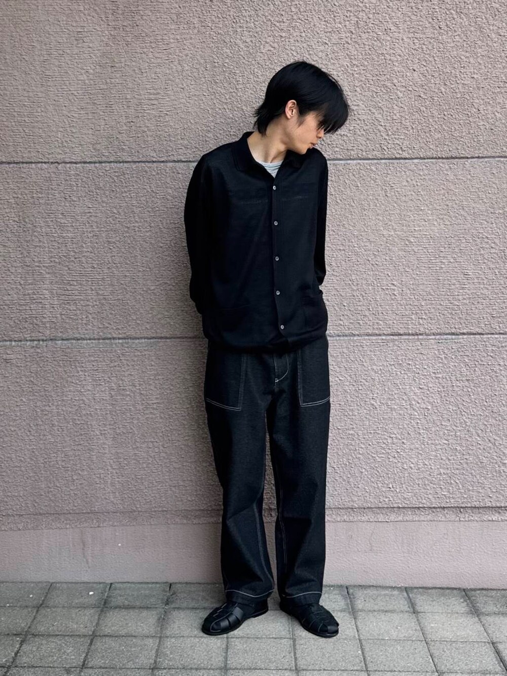 「シンプル、シャツ、カジュアル、Tシャツ、ラフ、オールブラック、春コーデ、春、夏コーデ、夏、休日スタイル、フェスコーデ、サンダルコーデ、旅行コーデ、即戦力シャツコーデ」｜「ITEMS URBANRESEARCHのベイカーパンツ（その他パンツ、ブラック系）」を使った、Shiragami Harutoさん（メンズ・175cm）の春コーディネートの3枚目の写真