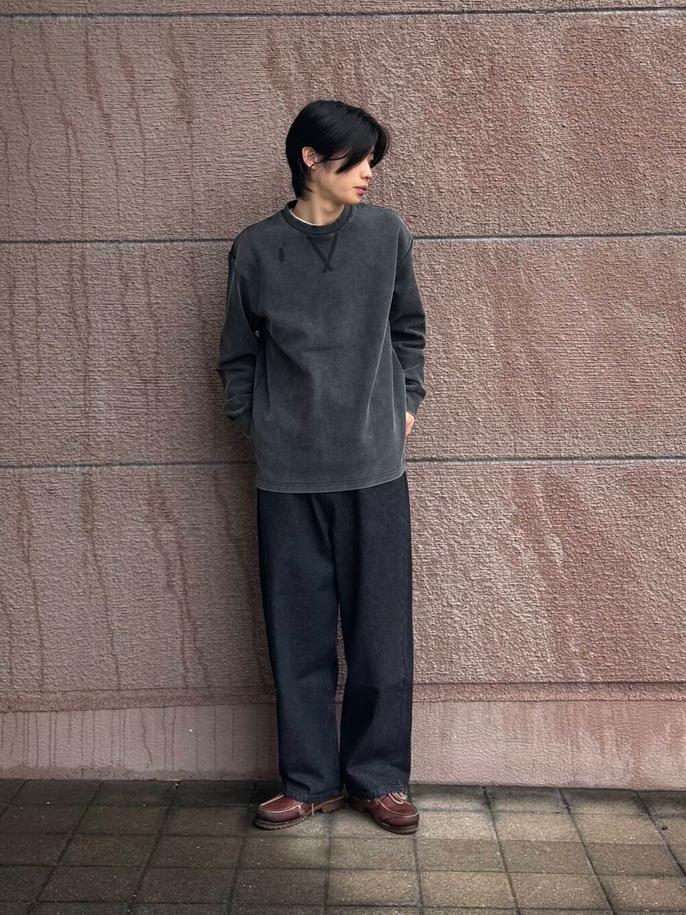「シンプル、デニム、カジュアル、ラフ、春コーデ、春、春カラー、newarrival、最旬スウェットコーデ」｜「SENSE OF PLACE by URBAN RESEARCHのストレートデニムパンツ（デニムパンツ、ブラック系）」を使った、Shiragami Harutoさん（メンズ・175cm）の春コーディネートの2枚目の写真