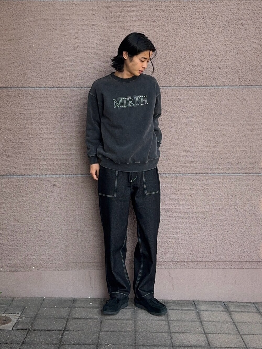 ブラック系のその他パンツ、その他のスウェットを着用したメンズの秋コーディネートの2枚目の写真