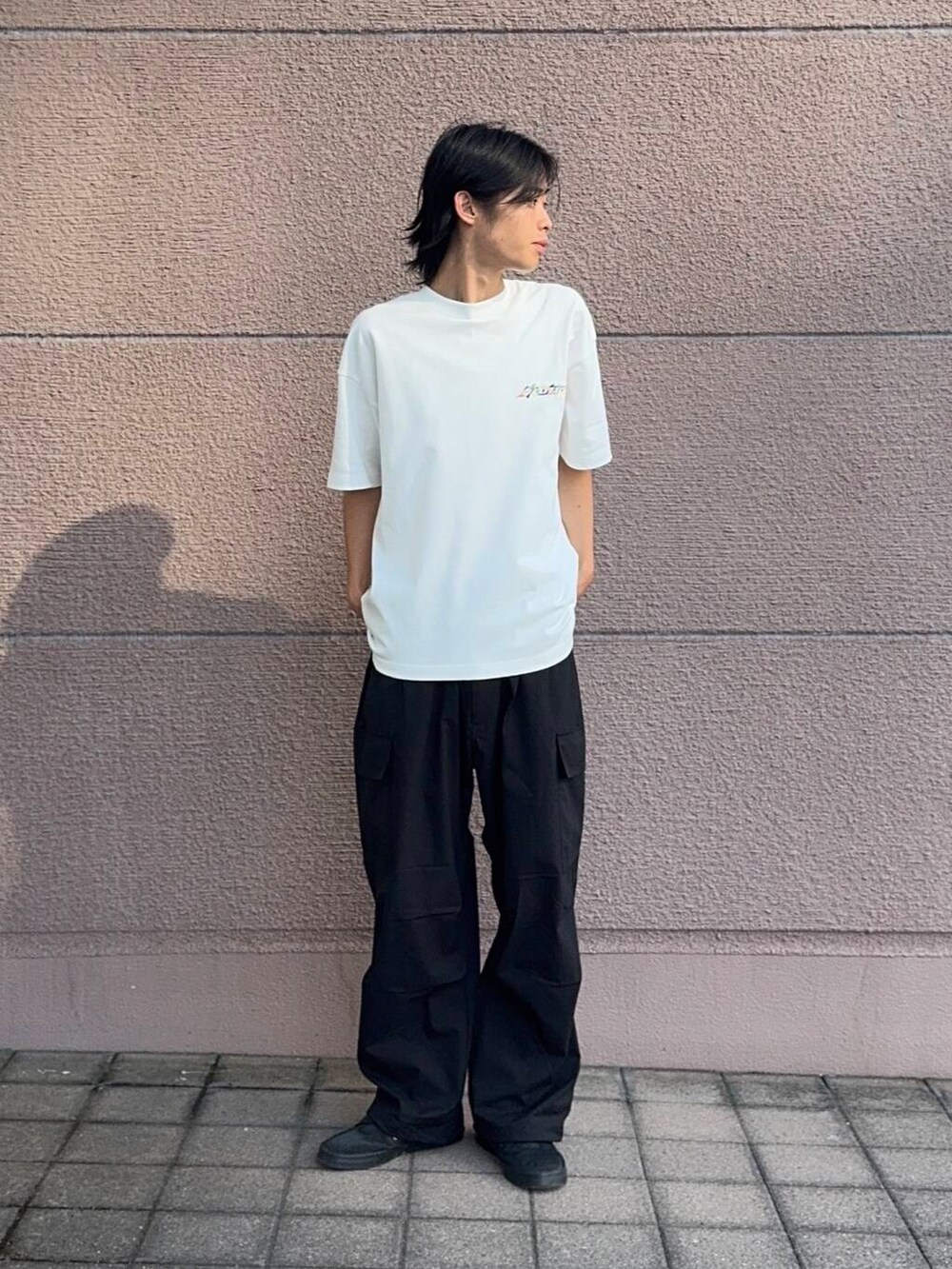 「シンプル、カジュアル、Tシャツ、ラフ、カーゴパンツ、夏コーデ、夏、夏フェスコーデ、夏の快適通勤コーデ、lotto、一枚で決まるtシャツ」｜「ITEMS URBANRESEARCHのウエストイージー ポリカーゴパンツ（その他パンツ、ブラック系）」を使った、Shiragami Harutoさん（メンズ・175cm）の夏コーディネートの2枚目の写真