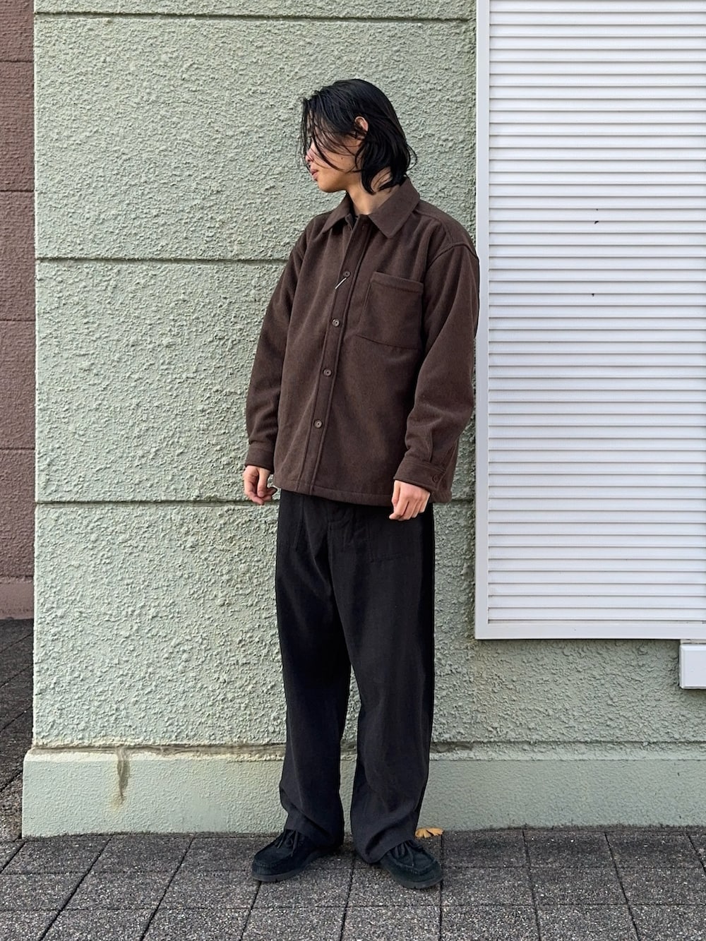 ブラウン系のその他アウター、ブラック系のその他パンツを着用したメンズの冬コーディネートの3枚目の写真