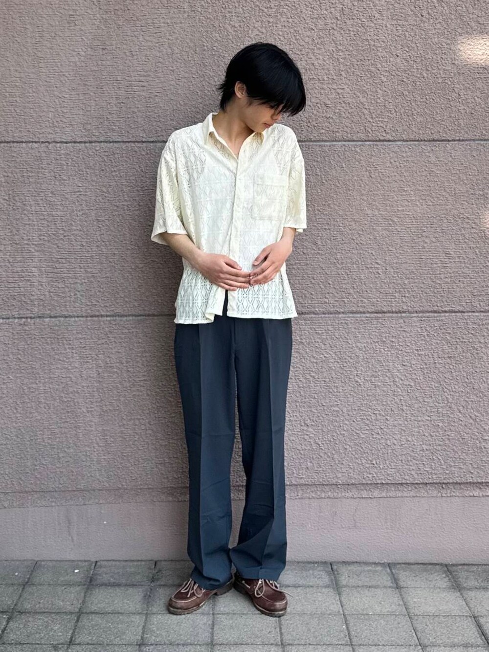 「シンプル、シャツ、カジュアル、ラフ、春コーデ、春、夏コーデ、夏、即戦力シャツコーデ、初夏のお出掛けコーデ」｜「ITEMS URBANRESEARCHの『セットアップ対応』ヨウリュウ1-tuckテーパードパンツ（その他パンツ、ブルー系）」を使った、Shiragami Harutoさん（メンズ・175cm）の春コーディネートの3枚目の写真