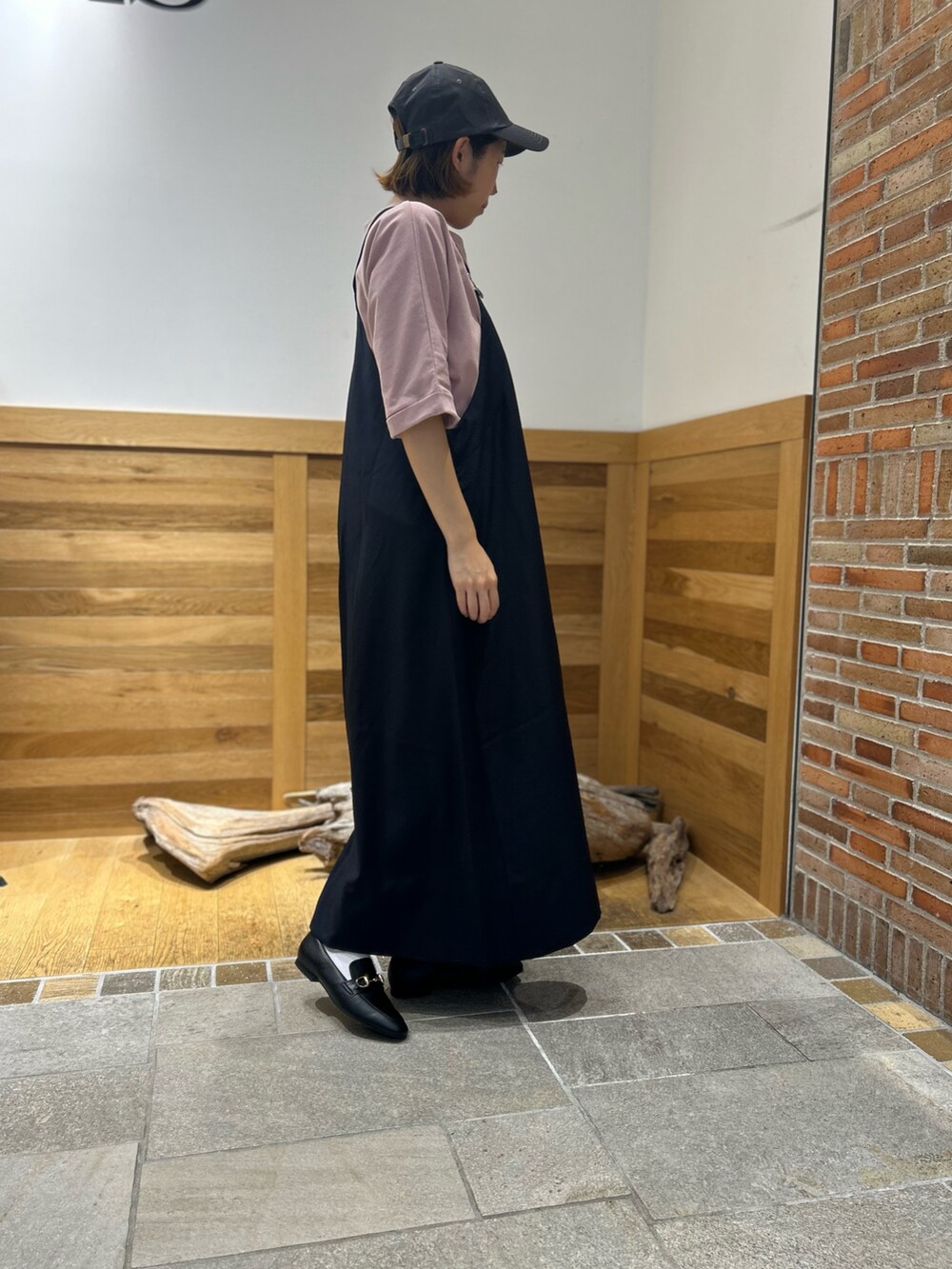 ブルー系のワンピース、ピンク系のTシャツ/カットソー、グレー系のキャップを着用したレディースの夏コーディネートの2枚目の写真