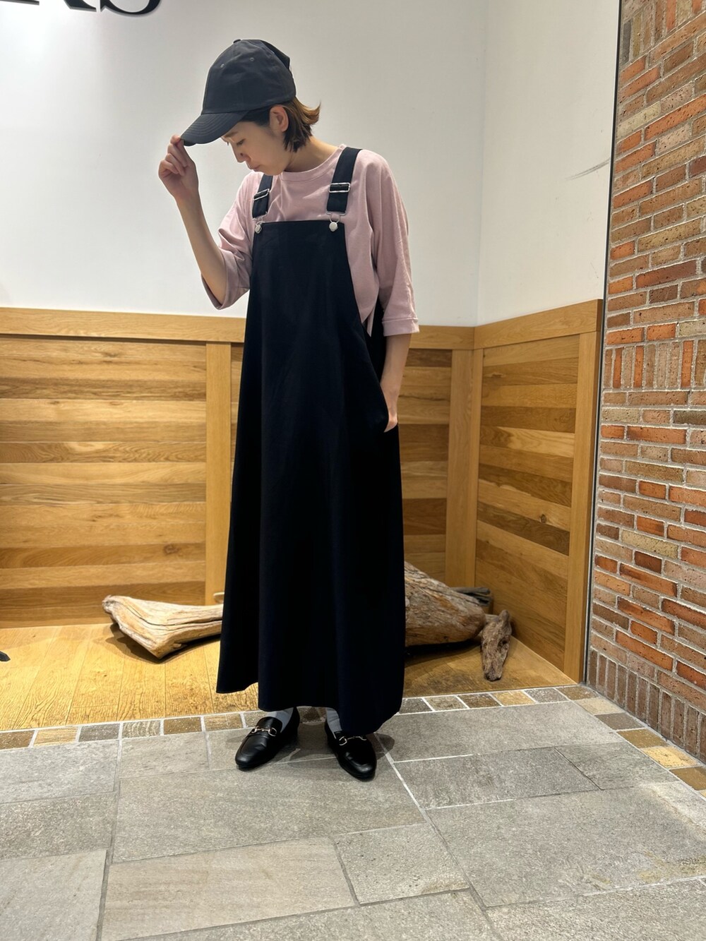 ブルー系のワンピース、ピンク系のTシャツ/カットソー、グレー系のキャップを着用したレディースの夏コーディネートの4枚目の写真