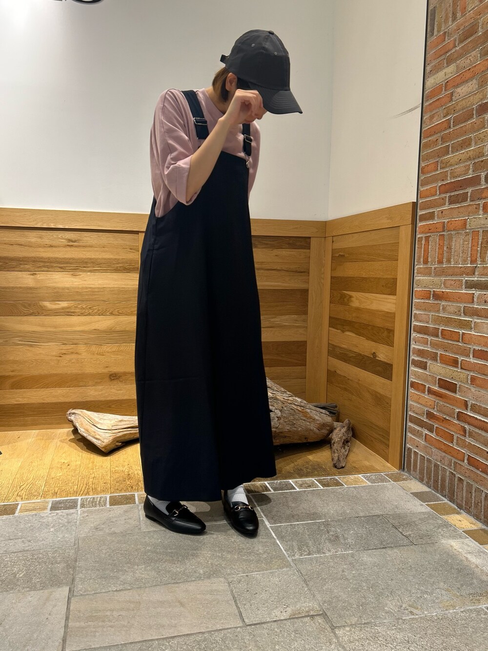 ブルー系のワンピース、ピンク系のTシャツ/カットソー、グレー系のキャップを着用したレディースの夏コーディネートの3枚目の写真