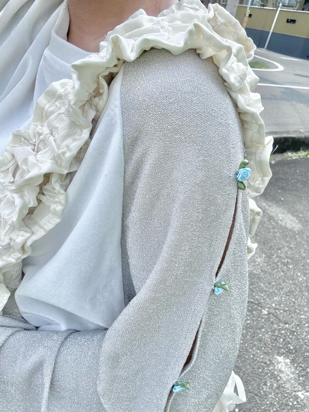 ホワイト系のTシャツ/カットソー、ホワイト系のトートバッグ、グレー系のデニムパンツを着用したレディースの春コーディネートの3枚目の写真