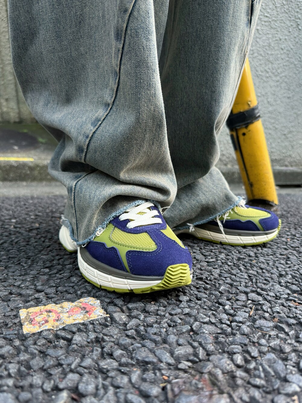 「デニム、秋コーデ、秋色、秋冬、24AW冬の新作、ブルベ夏、骨格ウェーブ、converse、コンバース、デニムパンツ、ボア、ファー、デニムコーデ、ワイドデニム、ホーボーバック」｜「SLYのCURLY BOA CROP BZ カーリー ボア クロップ ブルゾン（ブルゾン、ブラック系）」を使った、Natsumiさん（レディース・157cm）の秋コーディネートの2枚目の写真