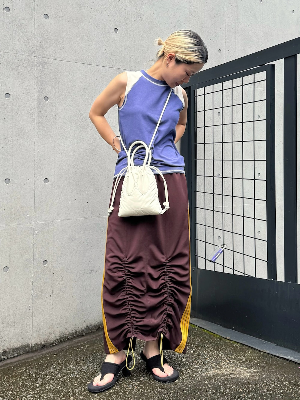 「プチプラ、プチプラコーデ、ラクチンコーデ、お出かけコーデ、秋服準備はじめました、ゆるコーデ、バイカラー、スカート、スカートコーデ、スポーツミックス、ラグランTシャツ、ラインスカート、ブラウンコーデ、ショルダーバッグ、ブルべ夏」｜「MOUSSYのSLEEVELESS RAGLAN Tシャツ（Tシャツ/カットソー、ブルー系）」を使った、Natsumiさん（レディース・157cm）の夏コーディネートの4枚目の写真
