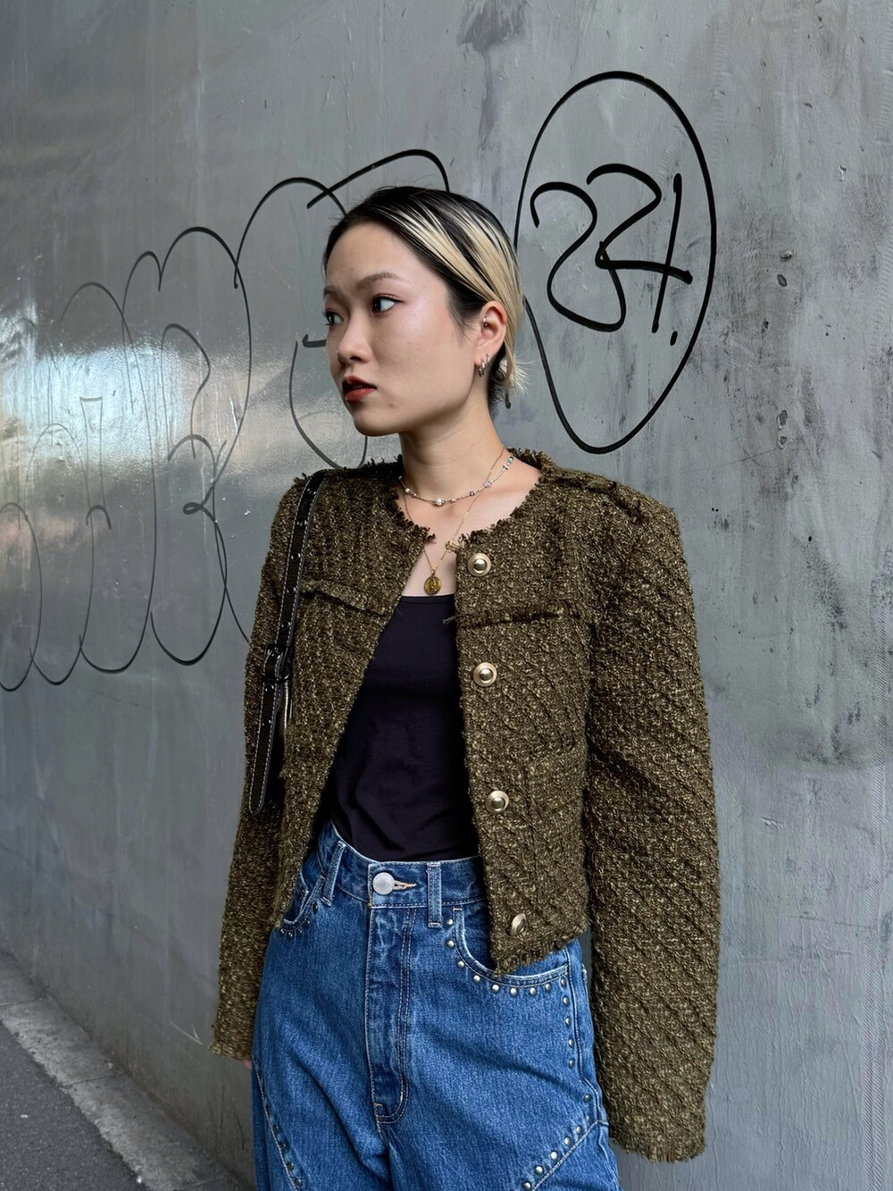 「カーキ、秋っぽコーデ更新中、秋のコーデ、キレイめカジュアル、秋服準備はじめました、秋服コーデ、大人コーデ、ジャケット、ツイード、ツイードジャケット、デニム、デニムパンツ、秋コーデ、アウター、denim」｜「MOUSSYのSTUDDED WIDE STRAIGHT（デニムパンツ、ブルー系）」を使った、Natsumiさん（レディース・157cm）の秋コーディネートの3枚目の写真
