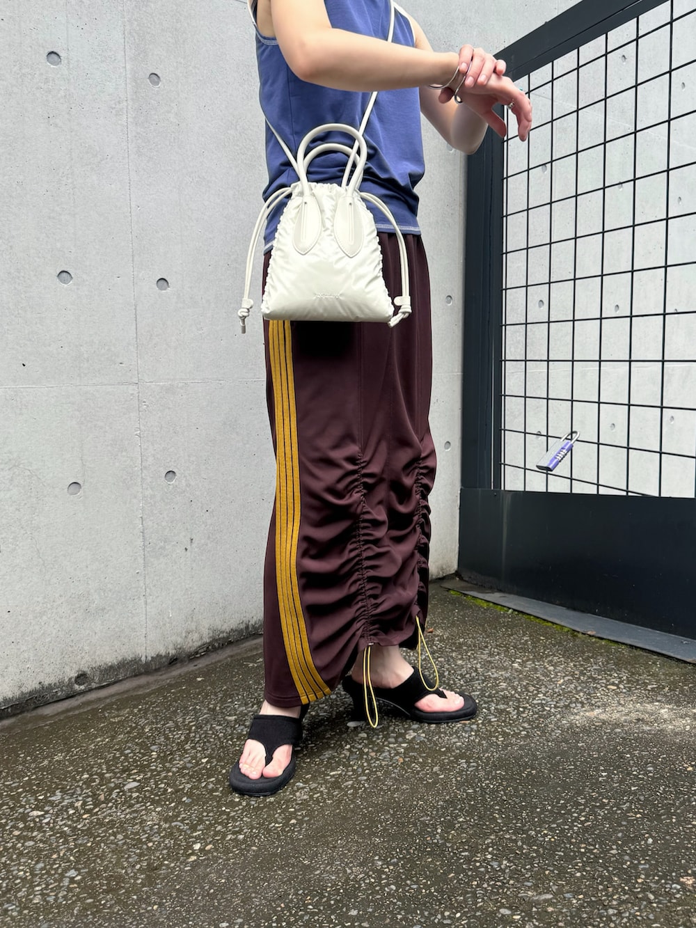 「プチプラ、プチプラコーデ、ラクチンコーデ、お出かけコーデ、秋服準備はじめました、ゆるコーデ、バイカラー、スカート、スカートコーデ、スポーツミックス、ラグランTシャツ、ラインスカート、ブラウンコーデ、ショルダーバッグ、ブルべ夏」｜「MOUSSYのSLEEVELESS RAGLAN Tシャツ（Tシャツ/カットソー、ブルー系）」を使った、Natsumiさん（レディース・157cm）の夏コーディネートの2枚目の写真