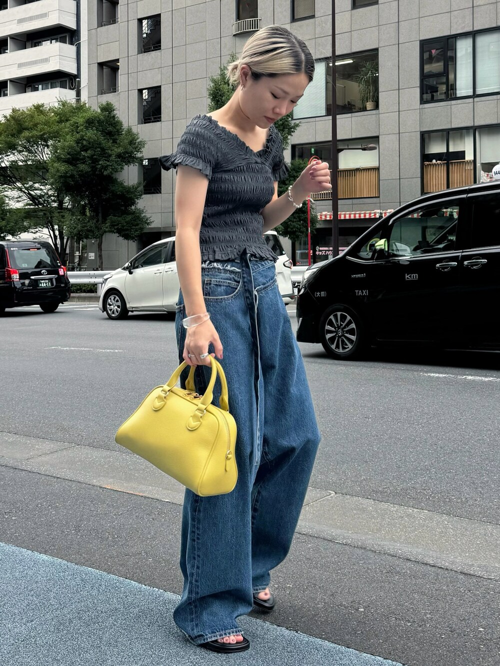 「休日スタイル、お出かけコーデ、夏ファッション、パンツコーデ、今日のコーデ、大人コーデ、ootd、カジュアルコーデ、デザイントップス、デニムパンツ、グレー、夏、ワイドパンツ、大人カジュアル、大人女子」｜「SLYの2WAY SHIRRING BUSTIER TOPS ツーウェイ シャーリング ビスチェ トップス（Tシャツ/カットソー、グレー系）」を使った、Natsumiさん（レディース・157cm）の夏コーディネートの2枚目の写真