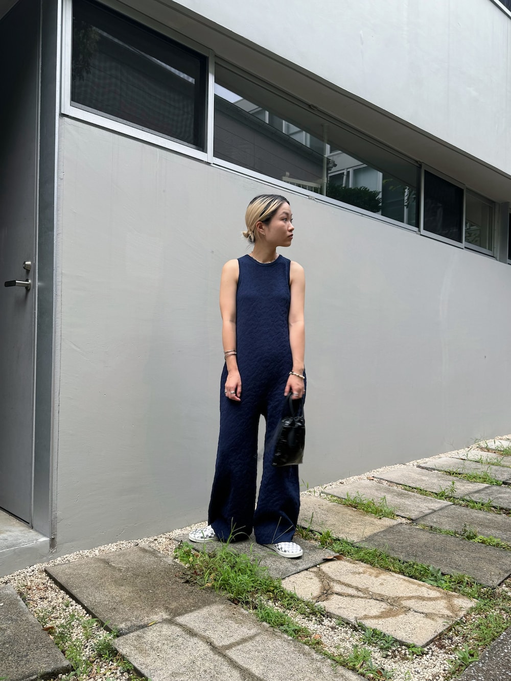 「夏コーデ、お出かけコーデ、夏ファッション、シンプルスタイル、パンツスタイル、ootd、楽チンコーデ、オールインワン、オトナ女子、リラックススタイル、スニーカー、VANS、ノースリーブ、ネイビー、ブルー」｜「SHEL’TTERのアイテム（ショルダーバッグ、ブラック系）」を使った、Natsumiさん（レディース・157cm）の夏コーディネートの4枚目の写真