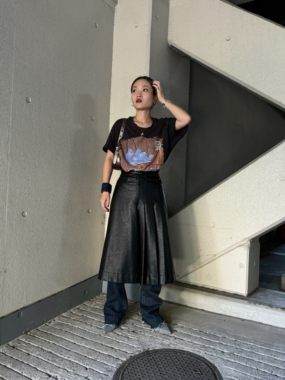 「秋コーデ、秋服、モノトーンコーデ、秋のコーデ、デニム、スカート、レイヤードスタイル、スカートレイヤード、フレアパンツ、ブラックコーデ、ブラック、レザー、レザースカート、ホーボーバック、古着MIX」｜「MOUSSYのF/LEATHER TUCKED ミディアムスカート（スカート、ブラック系）」を使った、Natsumiさん（レディース・157cm）の秋コーディネートの4枚目の写真
