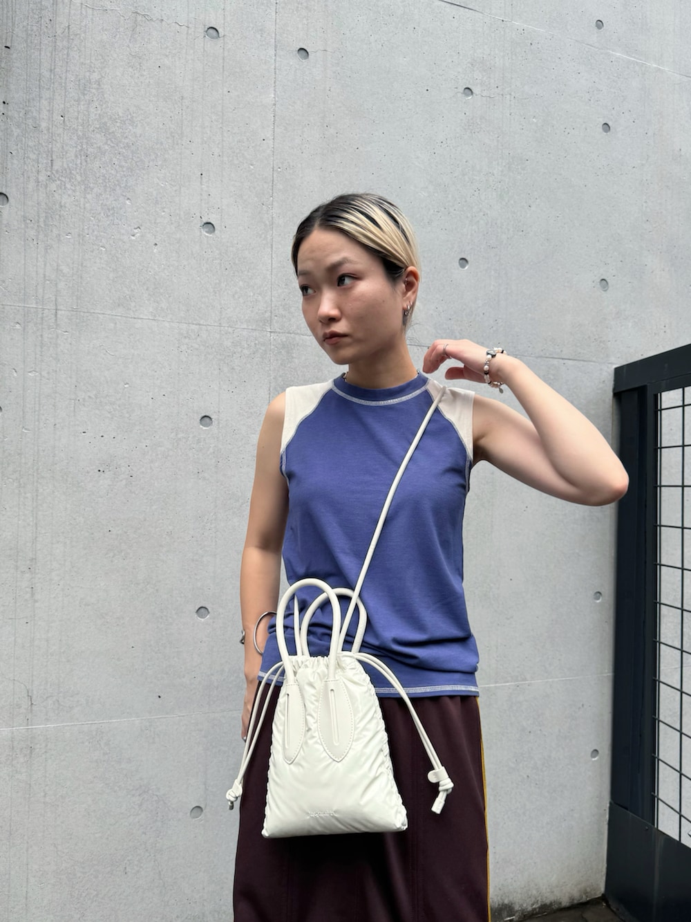 「プチプラ、プチプラコーデ、ラクチンコーデ、お出かけコーデ、秋服準備はじめました、ゆるコーデ、バイカラー、スカート、スカートコーデ、スポーツミックス、ラグランTシャツ、ラインスカート、ブラウンコーデ、ショルダーバッグ、ブルべ夏」｜「MOUSSYのSLEEVELESS RAGLAN Tシャツ（Tシャツ/カットソー、ブルー系）」を使った、Natsumiさん（レディース・157cm）の夏コーディネートの3枚目の写真